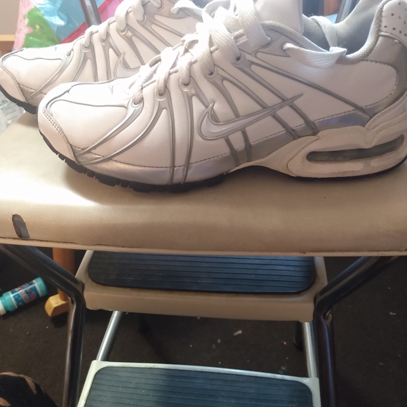 Kids Nike shoes $30 white women's shoes $25 - Picture 5 of 6
